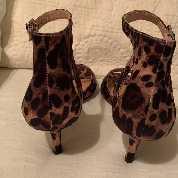 21 Corso Como Dakota Leopard Print Satin Ankle Strap Pumps - Picture 10 of 13